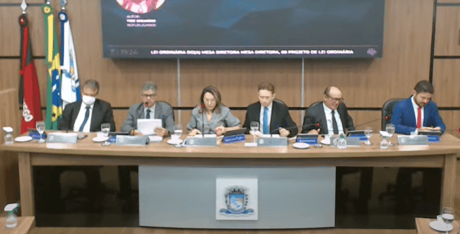 "Tapa na cara da sociedade", dispara vereador de Patos após Câmara aprovar aumento no salário do prefeito e legislativo