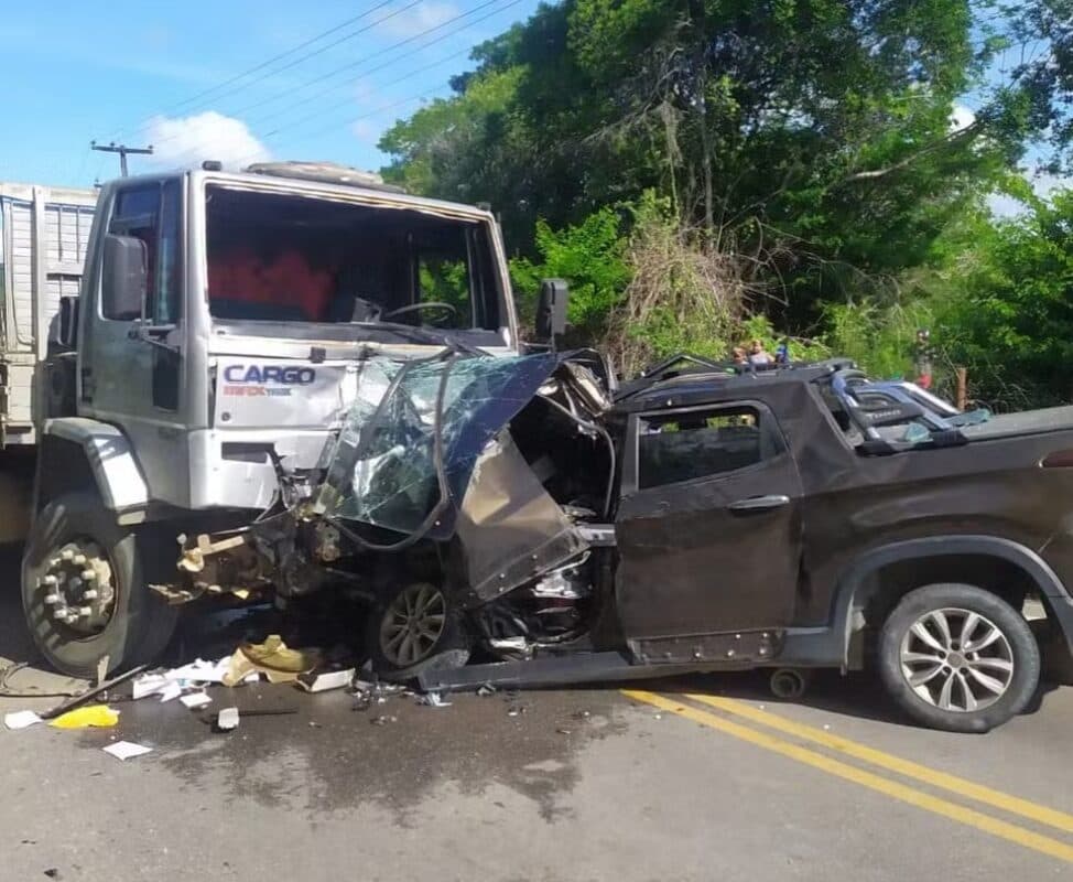 Assaltantes morrem em acidente após roubarem carro de militar da Marinha em Conde