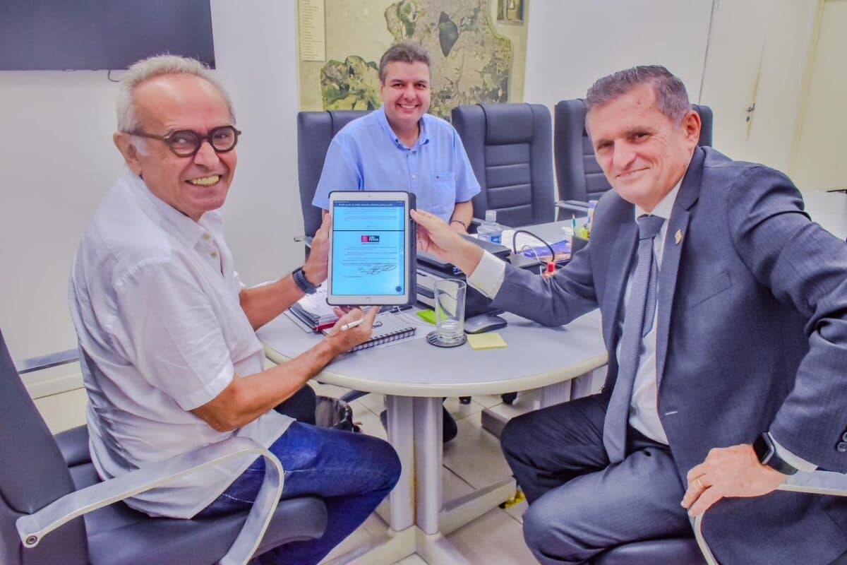 Cícero sanciona lei que proíbe venda e utilização de fogos de artifício com efeitos sonoros em João Pessoa