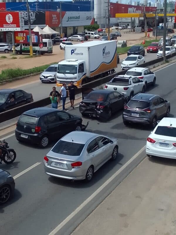 Engavetamento com pelo menos quatro carros deixa trânsito lento na BR-230