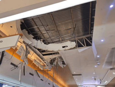 Parte do teto de praça de alimentação do Shopping Tacaruna desaba e atinge duas pessoas