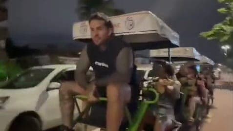 Defesa de 'Arthur, o Urso', diz que vídeo na orla de João Pessoa é antigo; outdoors desmentem versão