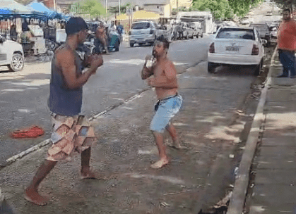 Vale tudo: homens trocam socos e rolam no meio da rua no bairro do Varadouro, em João Pessoa