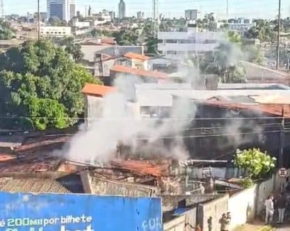 Incêndio atinge casa no bairro do Rangel; mulher fica ferida