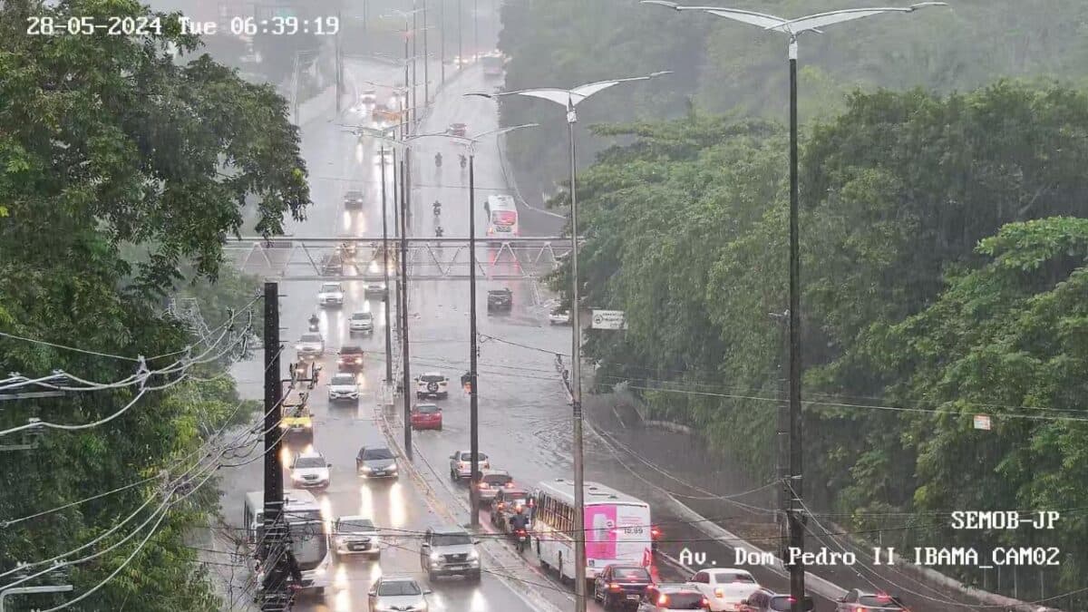 FOTOS E VÍDEOS: fortes chuvas derrubam árvores e alagam ruas e condomínios em João Pessoa