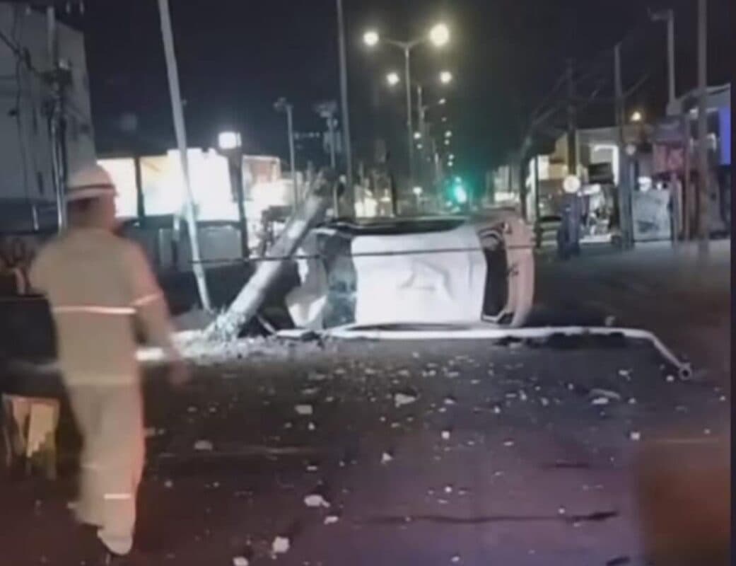 Motorista perde controle de veículo e derruba poste na zona sul de João Pessoa