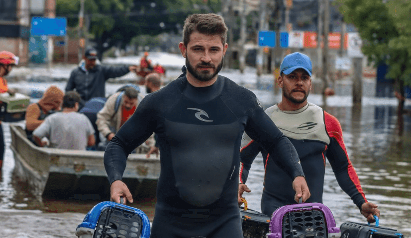 Voluntários mantêm resgates em áreas alagadas de Porto Alegre