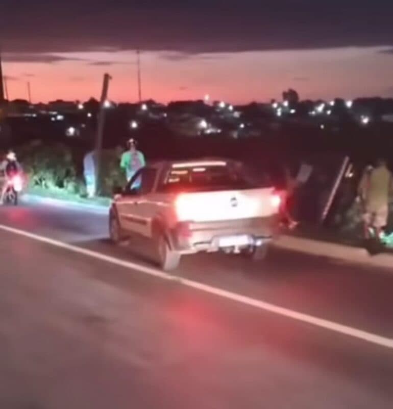 Caminhão tomba e carga de refrigerantes é saqueada na BR-230, em Santa Rita