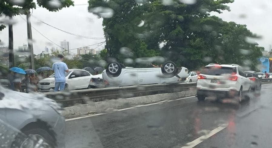 Chuvas: carro capota na BR-230 e deixa trânsito lento em João Pessoa