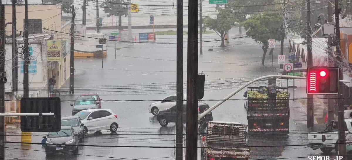 Vias da Grande João Pessoa registram acúmulo de água e trânsito lento após fortes chuvas