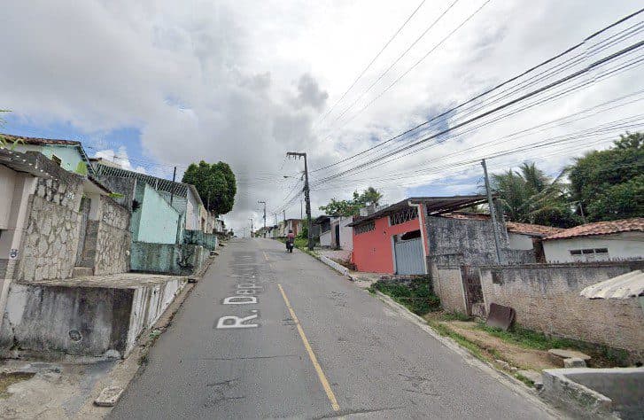 Desgovernado, caminhão caçamba desce ladeira, bate e destrói frente de casa, em João Pessoa