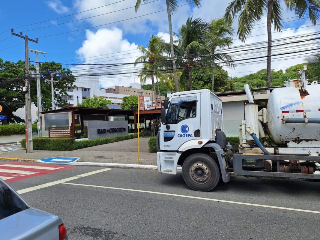 Bar do Cuscuz, quiosques e Hotel Nord Easy são multados por poluição no mar em João Pessoa