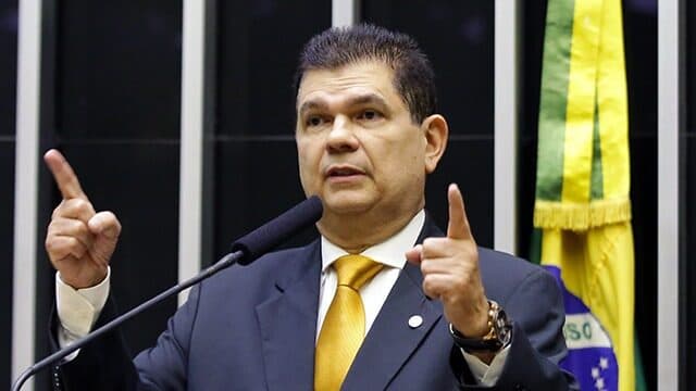 Deputado critica projeto de Hugo Motta que autoriza bancos a usar FGTS para pagar dívidas: "imoralidade"