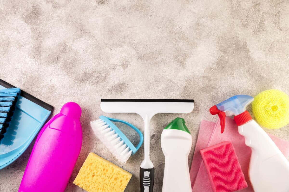 Prefeitura de Mogeiro gasta quase R$ 570 mil em materiais de limpeza; despesas incluem 2,4 milhões de copos descartáveis