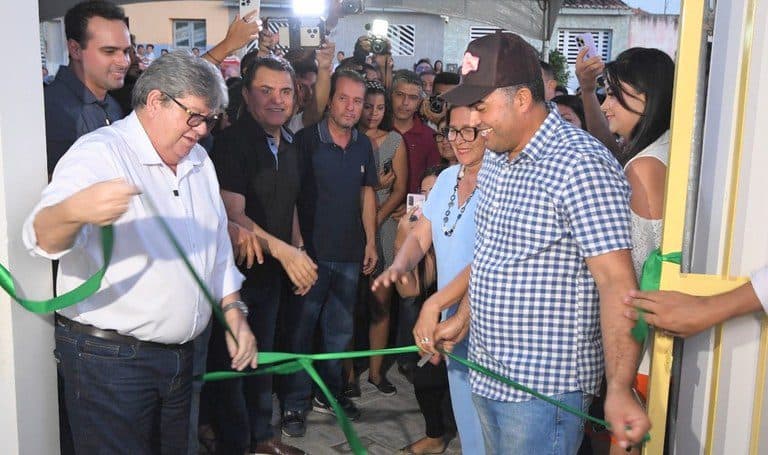 João Azevêdo entrega creche em Barra de Santa Rosa e destaca investimentos na educação