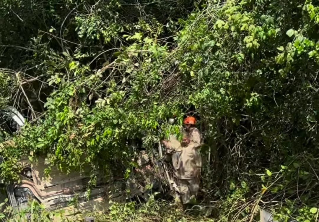 Carro capota na BR-230 e deixa três pessoas feridas; vítimas são levadas para hospital de João Pessoa