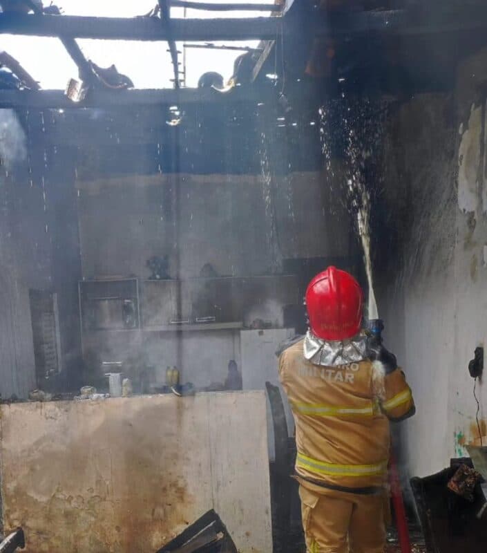 Avô salva criança que dormia em casa destruída pelo fogo, em Cabedelo