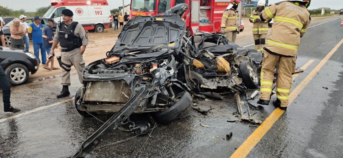 VÍDEO: carro fica totalmente destruído após grave colisão com carreta na BR-230