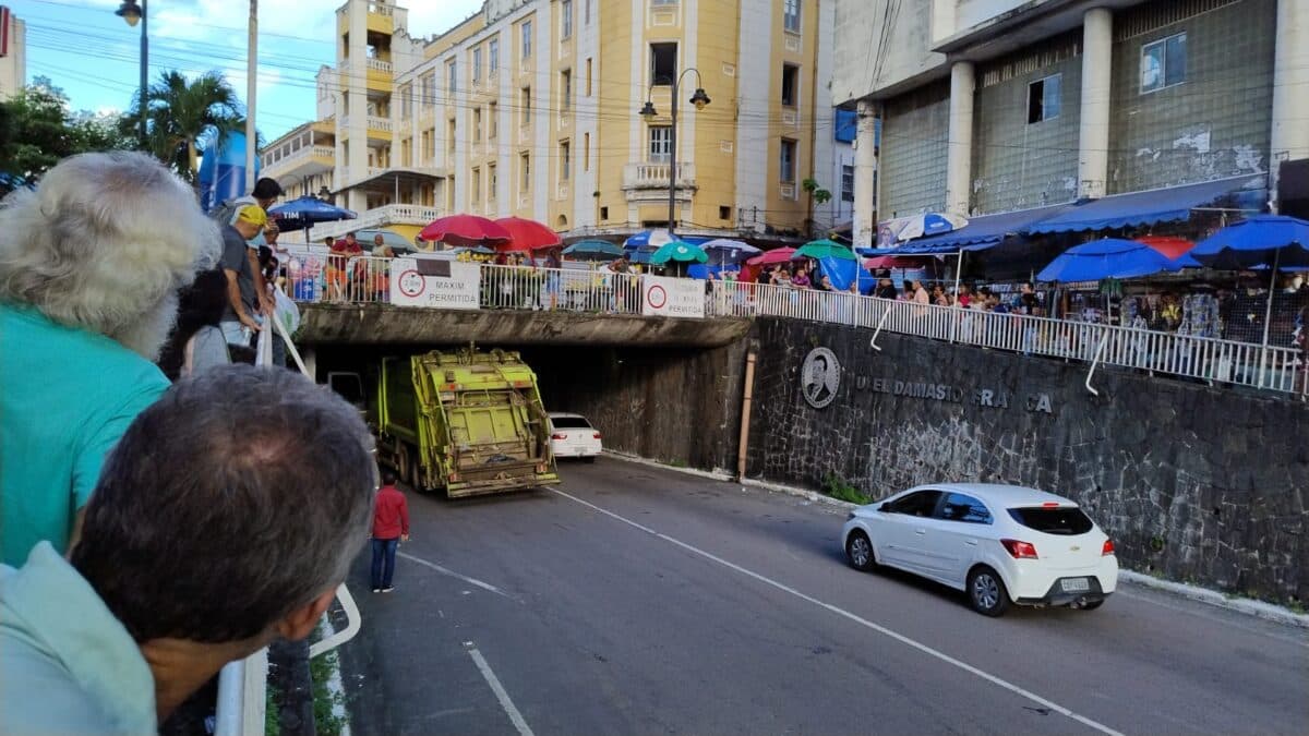 VÍDEO: caminhão de lixo 'entala' em túnel no Centro de João Pessoa