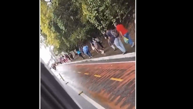 Passageiros descem de ônibus após veículo ficar sem força para subir ladeira em João Pessoa