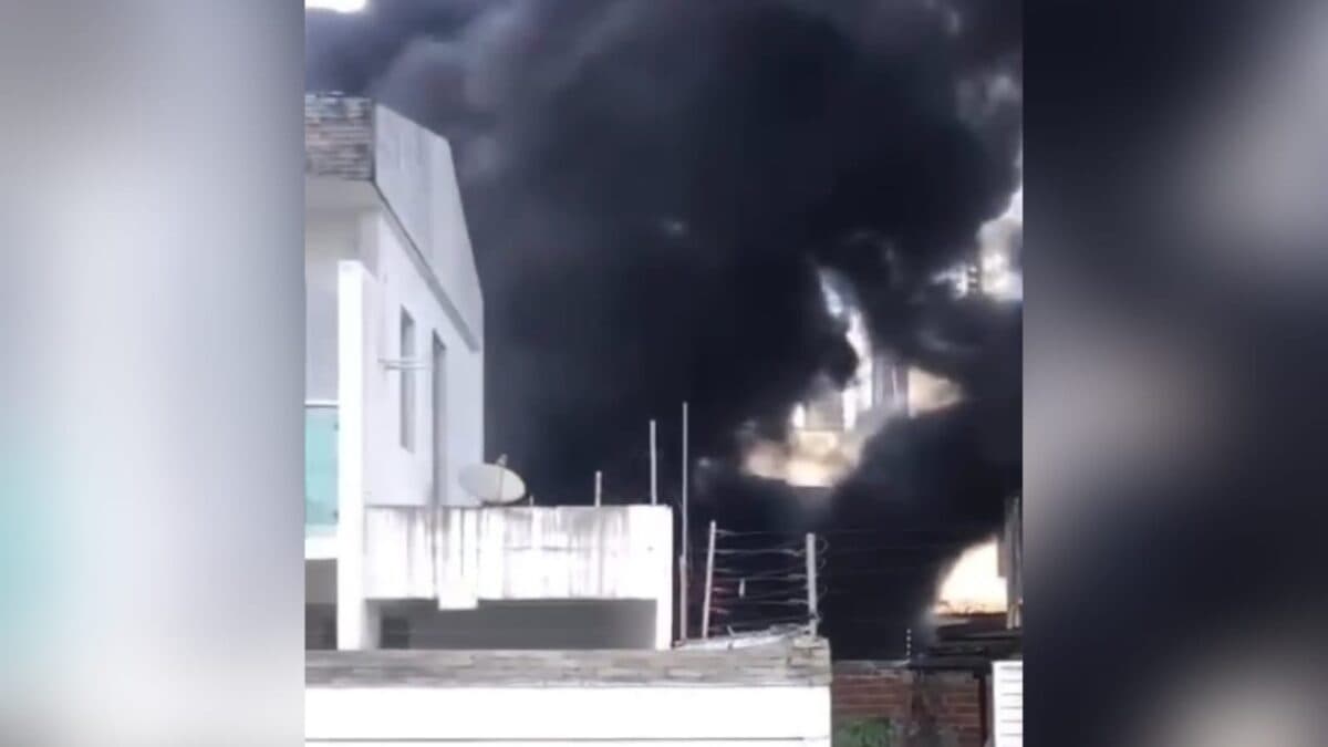 VÍDEO: incêndio atinge residência no bairro de Manaíra