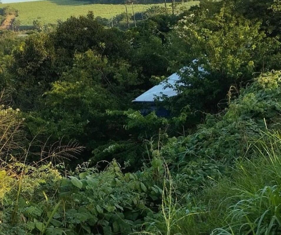 Carreta cai em ribanceira na BR 101, em Santa Rita