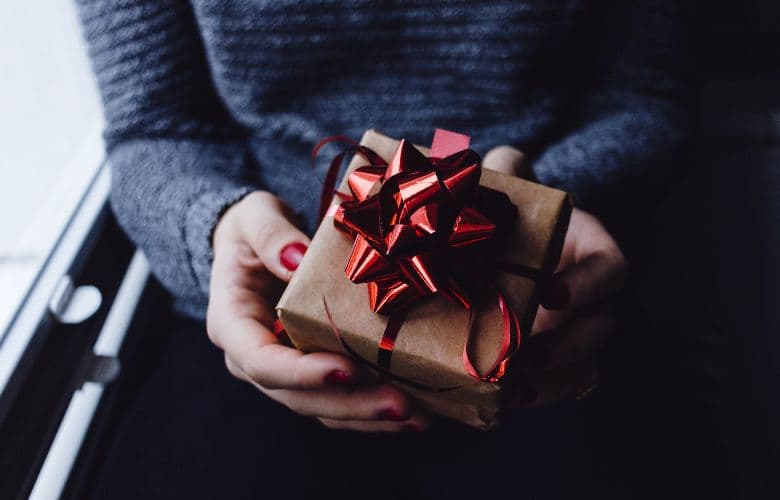 3 em cada 10 brasileiros já se endividaram por conta de namorado