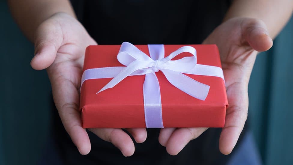 51% dos brasileiros já compraram um presente para o Dia dos Namorados mesmo com dificuldades financeiras