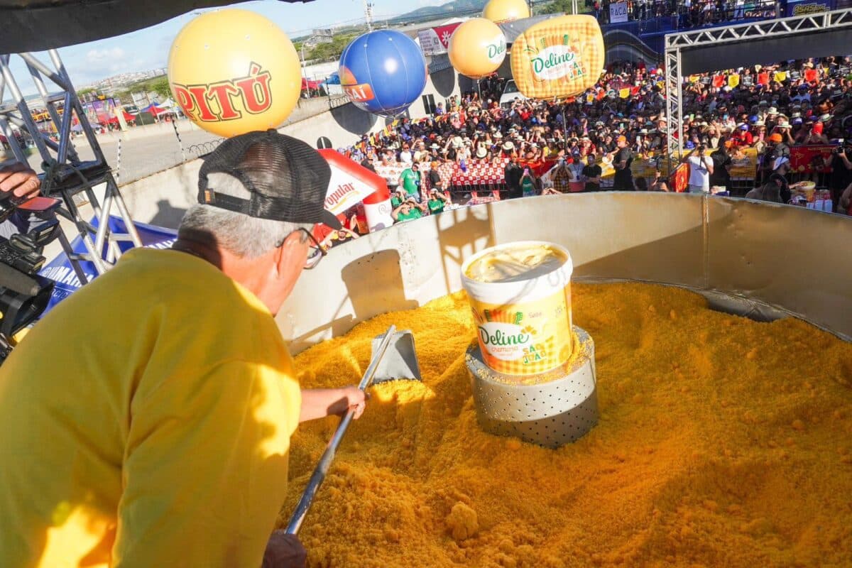 São João de Caruaru serve cuscuz gigante de 800kg durante festa junina