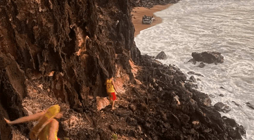 Mulher perde controle de carro e cai de falésia na praia de Pipa