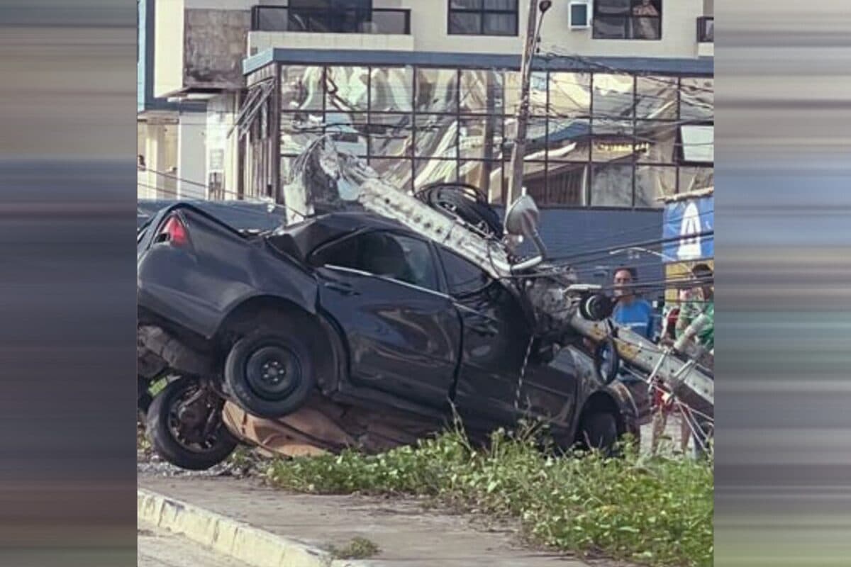 Carro fica destruído após bater em poste em rua lateral à BR-230, em Cabedelo