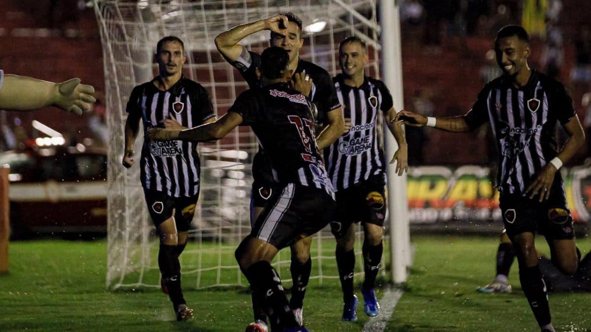 Com muita chuva, Botafogo-PB vence Athletic no Almeidão e assume liderança do Grupo na Série C