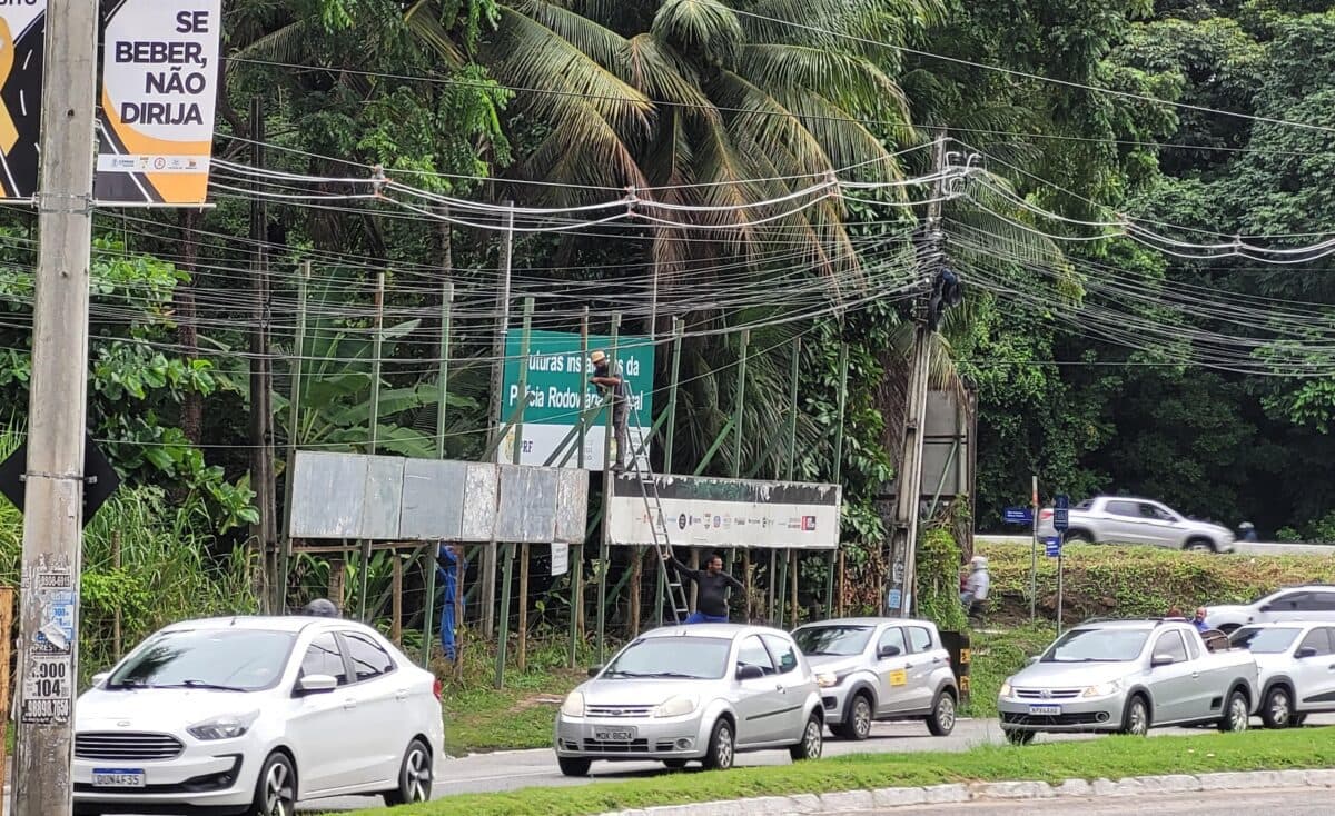 Outdoors ilegais são retirados de terreno onde será construída nova sede da PRF em João Pessoa