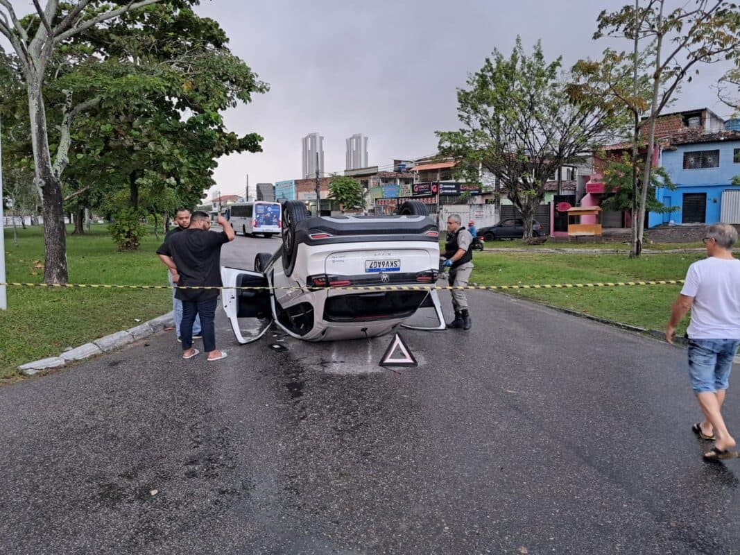 Carro capota Bairro dos Ipês e danifica poste