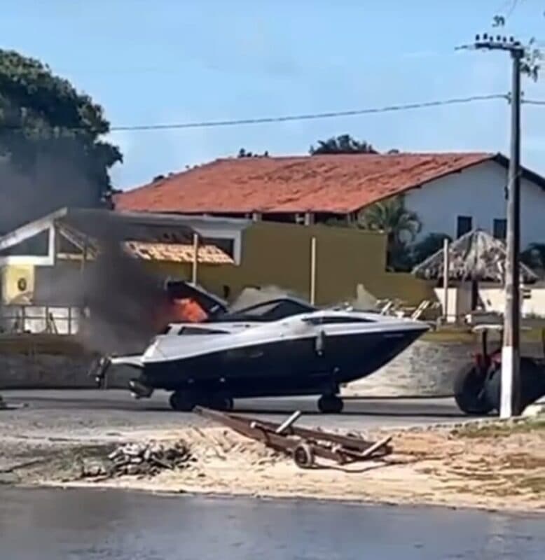 Lancha pega fogo em marina de Cabedelo, na Grande João Pessoa