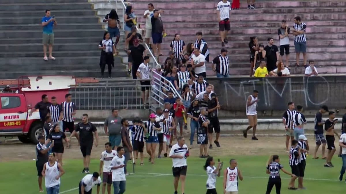 Botafogo-PB x Confiança é paralisado por confusão fora do Almeidão, e polícia autoriza entrada de torcedores em campo