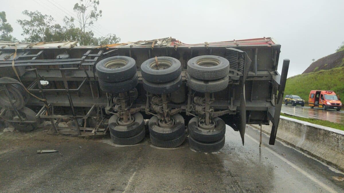 VÍDEO: Carreta tomba na BR-101 e interrompe trânsito entre João Pessoa e Recife