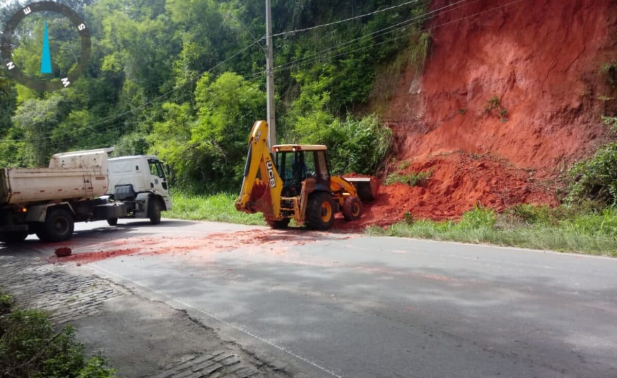FOTOS: trânsito é interrompido entre Solânea e Bananeiras após deslizamento de barreira
