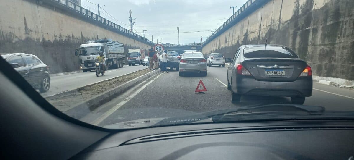 Engavetamento com três carros deixa feridos na BR-230, em João Pessoa