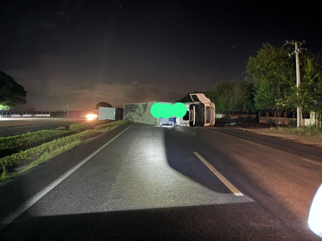 Mercadoria de carreta tombada na BR-230 é recolhida, mas ainda sem previsão de liberação da pista