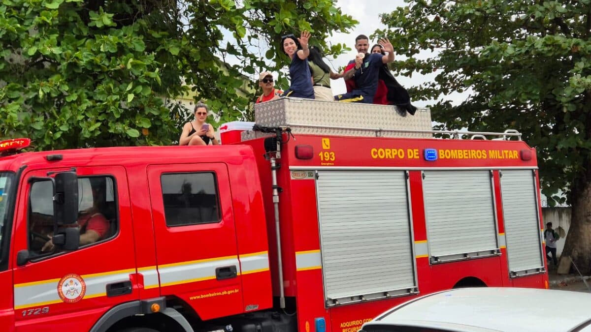 VÍDEO: Netinho, medalhista olímpico, desfila em carro aberto por ruas de João Pessoa