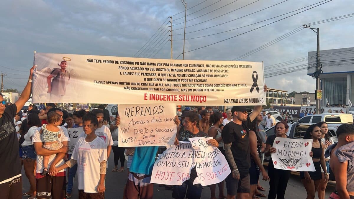 Manifestantes fecham BR-101 durante protesto, em Bayeux, após homem ser encontrado morto com sinais de tortura