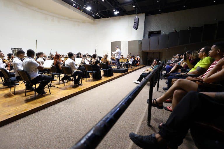 Concerto da Orquestra Jovem da Paraíba tem estreia mundial e sinfonia baseada em poemas franceses