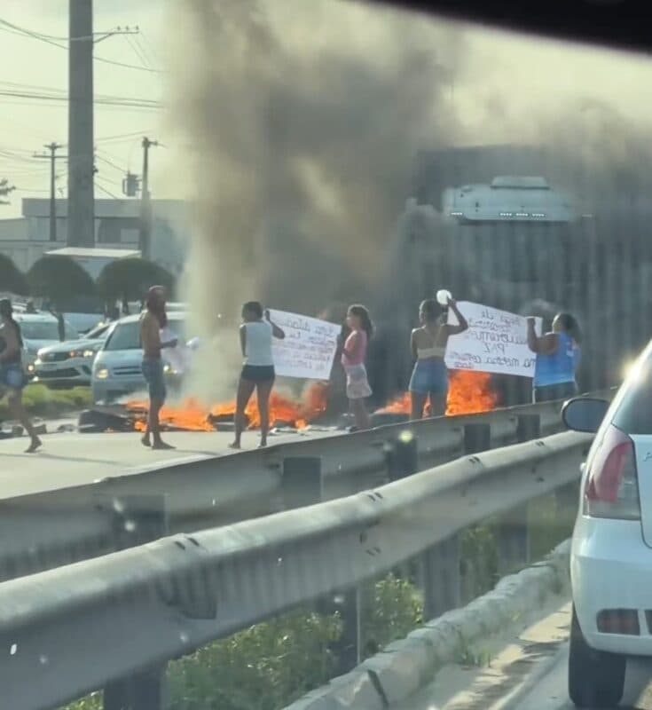 Manifestantes interditam trecho da BR-230 em Bayeux e bloqueiam tráfego de veículos
