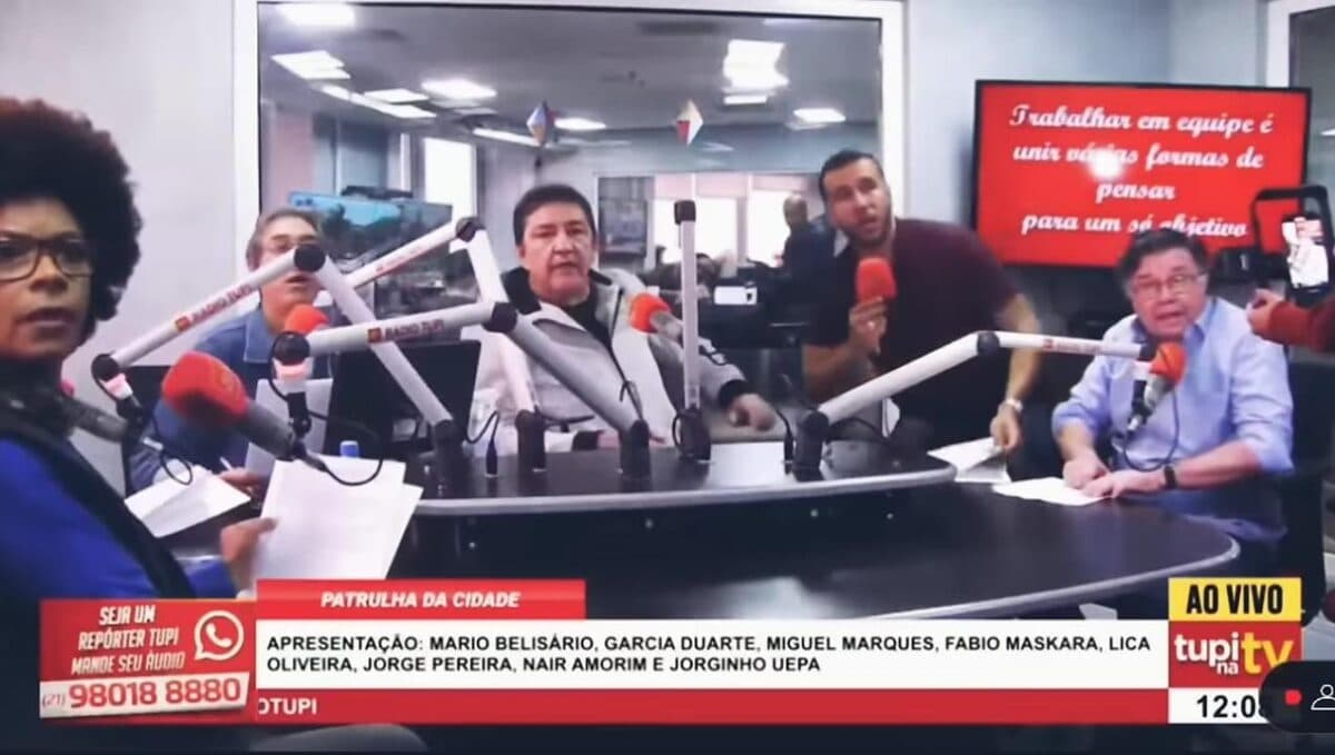 VÍDEO: operador de rádio passa mal e morre durante jornal ao vivo