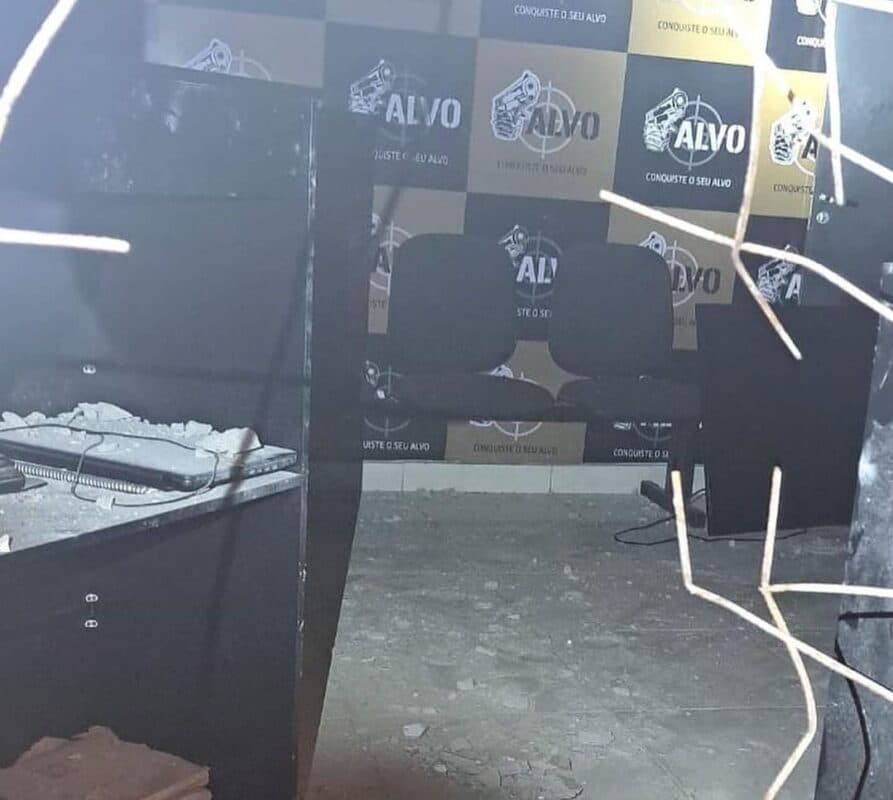 Bandidos arrombam parede e roubam armas de clube de tiro em Cabedelo