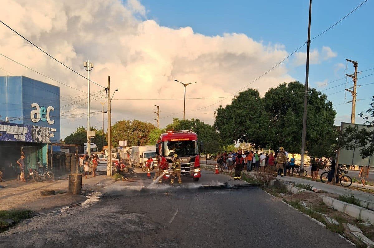 VÍDEO: moradores protestam e interditam avenida no José Américo, em João Pessoa