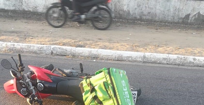 Motoboy morre em acidente com caminhão na Avenida Hilton Souto Maior, em João Pessoa