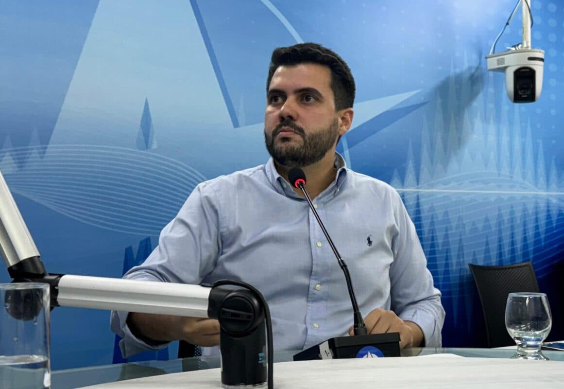 Secretário de Educação da Paraíba diz que pais querem filhos aprendendo na escola: "olhando WhatsApp não vai aprender nada"