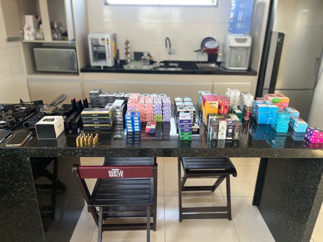 Polícia Federal prende vendedor de "vape" em flagrante durante operação em Campina Grande